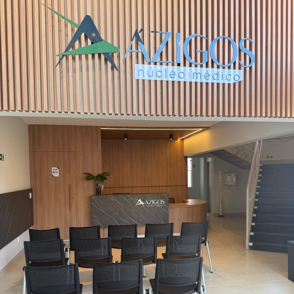 Recepção moderna do Núcleo Ázigos